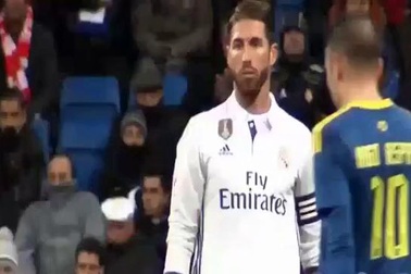 Hành động xấu xí của Sergio Ramos với Iago Apas