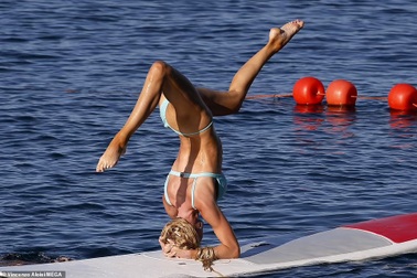 Đi nghỉ ở Italy, người đẹp Mỹ trổ tài "trồng chuối" trên ván lướt sóng