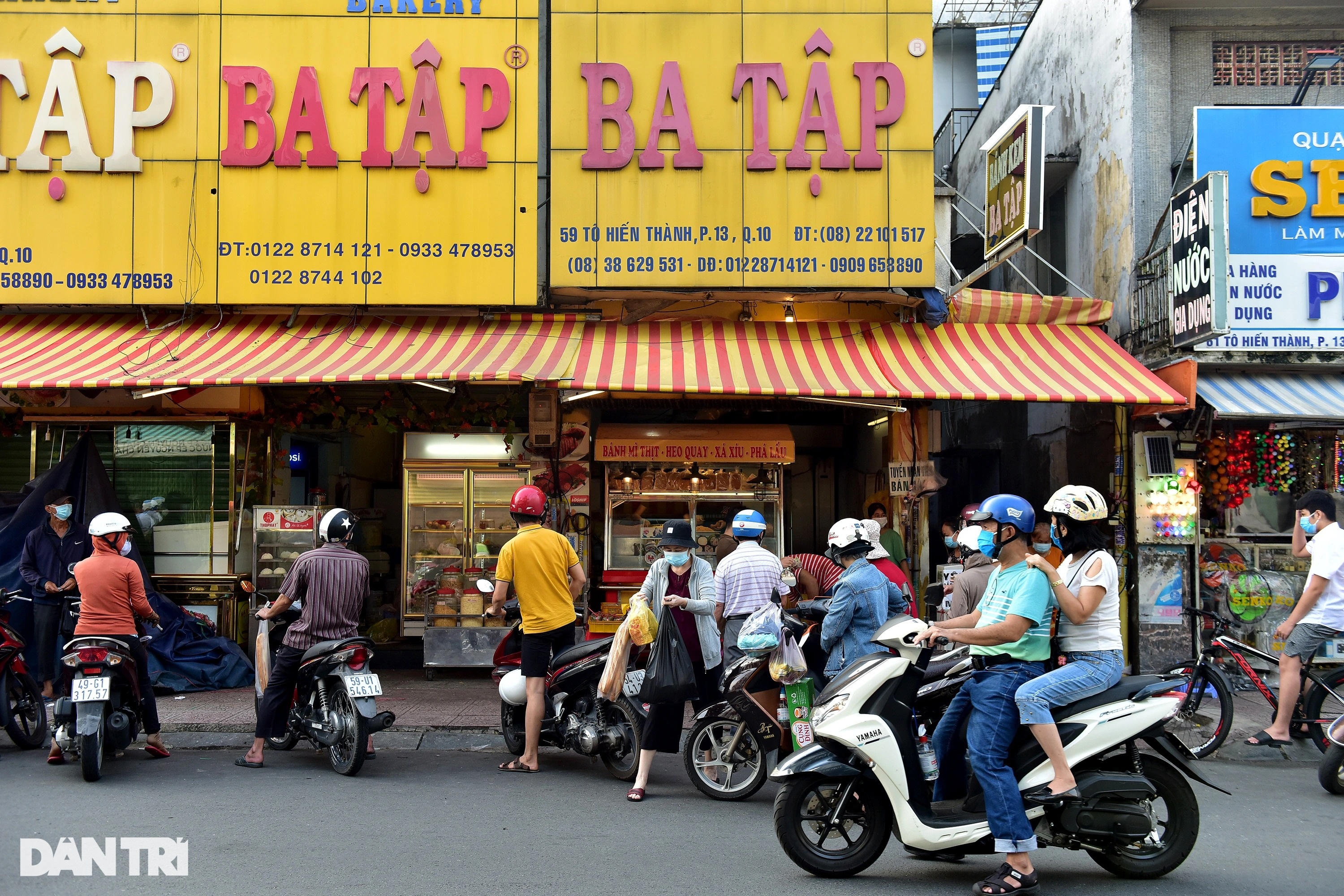 Người dân TPHCM xếp hàng mua đồ ăn sáng.jpeg Người dân TPHCM xếp hàng mua đồ ăn sáng.jpeg