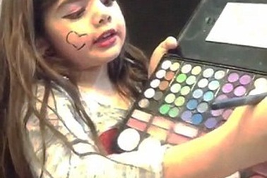 “Bà cụ non” 5 tuổi tung video dạy trang điểm