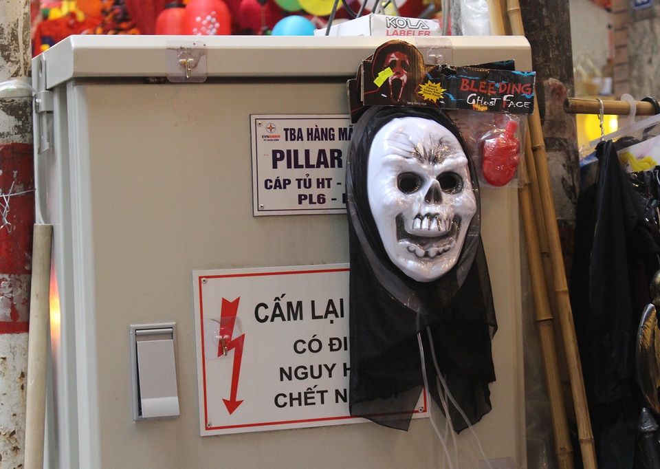 Phố Hàng Mã ngập tràn đồ chơi ma quỷ, rùng rợn trước thềm Halloween - 6 Phố Hàng Mã ngập tràn đồ chơi ma quỷ, rùng rợn trước thềm Halloween - 6