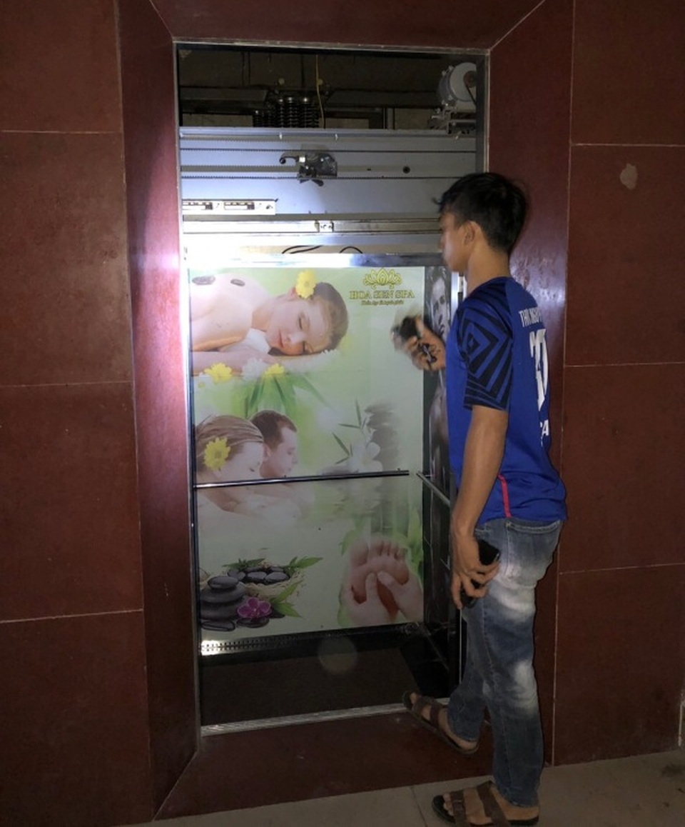 Giải cứu 2 phụ nữ mắc kẹt trong thang máy - 1 Giải cứu 2 phụ nữ mắc kẹt trong thang máy - 1