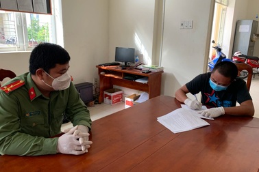 Không được qua chốt kiểm dịch, "Quân hoàng đế" lên mạng chửi bới công an