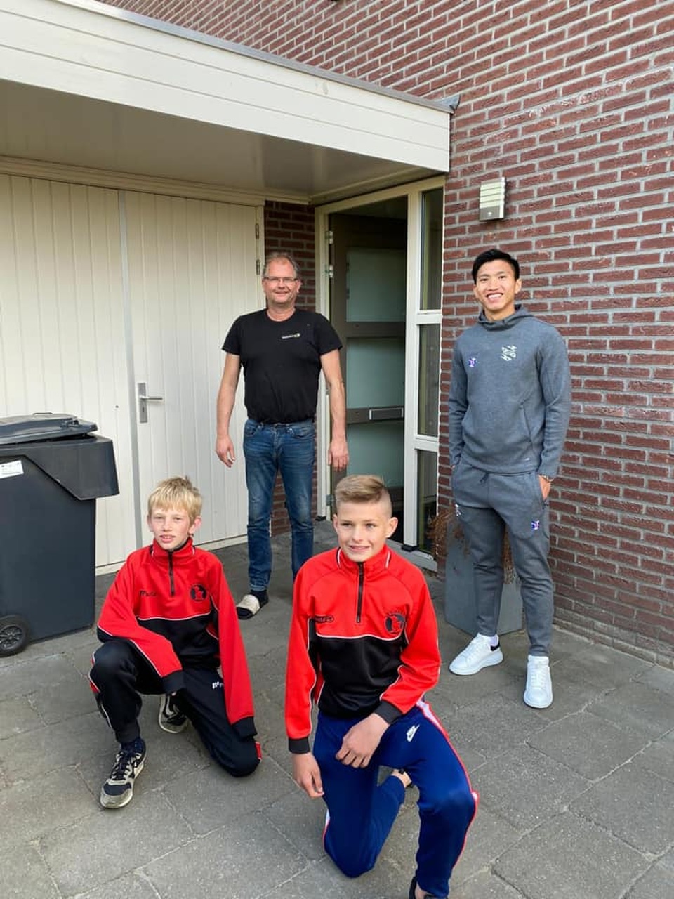 Văn Hậu rạng rỡ bên cạnh các cổ động viên Heerenveen - 4 Văn Hậu rạng rỡ bên cạnh các cổ động viên Heerenveen - 4