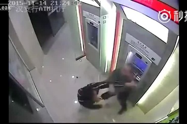 Tên cướp no đòn trong cây ATM