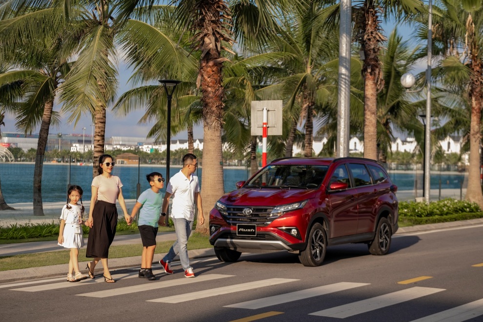 Toyota Rush - chất SUV trên một mẫu xe 7 chỗ cho gia đình - 1 Toyota Rush - chất SUV trên một mẫu xe 7 chỗ cho gia đình - 1