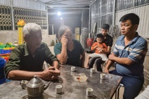 Hai đứa trẻ ngơ ngác hỏi bố sau vụ tai nạn máy nghiền xi măng