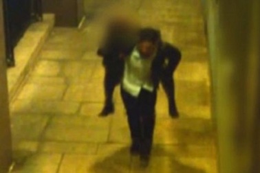 Yêu râu xanh khai cô gái trẻ “quỳ xuống van xin” được... hiếp dâm