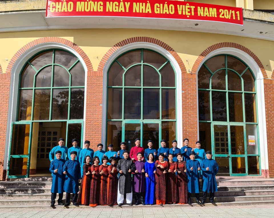 Các thầy giáo ở Huế mặc áo dài ngũ thân dự khai giảng năm học mới - 4 Các thầy giáo ở Huế mặc áo dài ngũ thân dự khai giảng năm học mới - 4