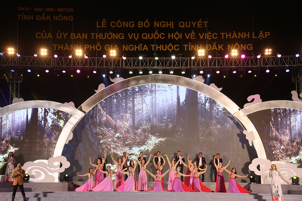 Đoan Trang và Dương Quốc Hưng đón Tết sớm ở Đắk Nông - 3 Đoan Trang và Dương Quốc Hưng đón Tết sớm ở Đắk Nông - 3