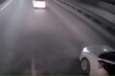 Ô tô con bị xe tải ủn văng như bao diêm trên đường cao tốc