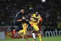 Chơi triệt hạ như Hoàng Thịnh, Samson bị treo giò 3 trận