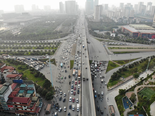 Người dân từ thành phố đổ về quê, cửa ngõ thủ đô ùn tắc - 4 Người dân từ thành phố đổ về quê, cửa ngõ thủ đô ùn tắc - 4