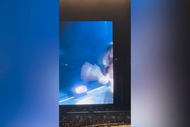 Nam nghệ sĩ bị chỉ trích vì "xui" vợ khoe ngực trên sân khấu