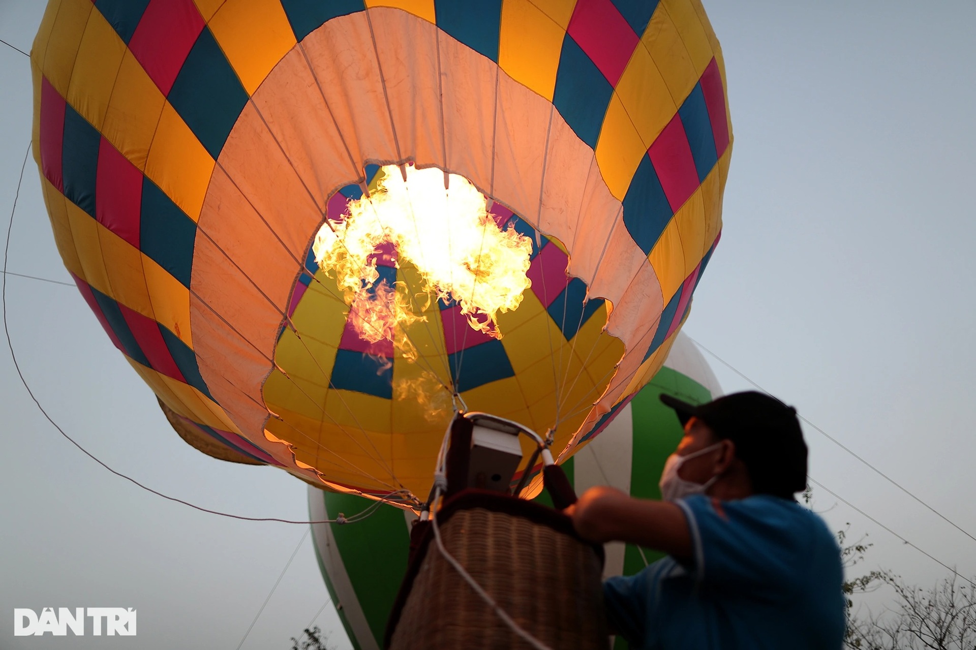 Hàng chục khinh khí cầu màu sắc bay rợp trên bầu trời TPHCM - 5