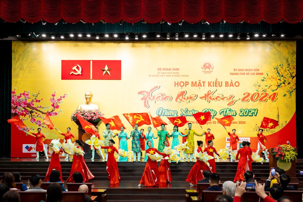 Xuân quê hương 2024 có chủ đề TPHCM - Viết tiếp thiên anh hùng ca ngời sáng - 4 Xuân quê hương 2024 có chủ đề TPHCM - Viết tiếp thiên anh hùng ca ngời sáng - 4