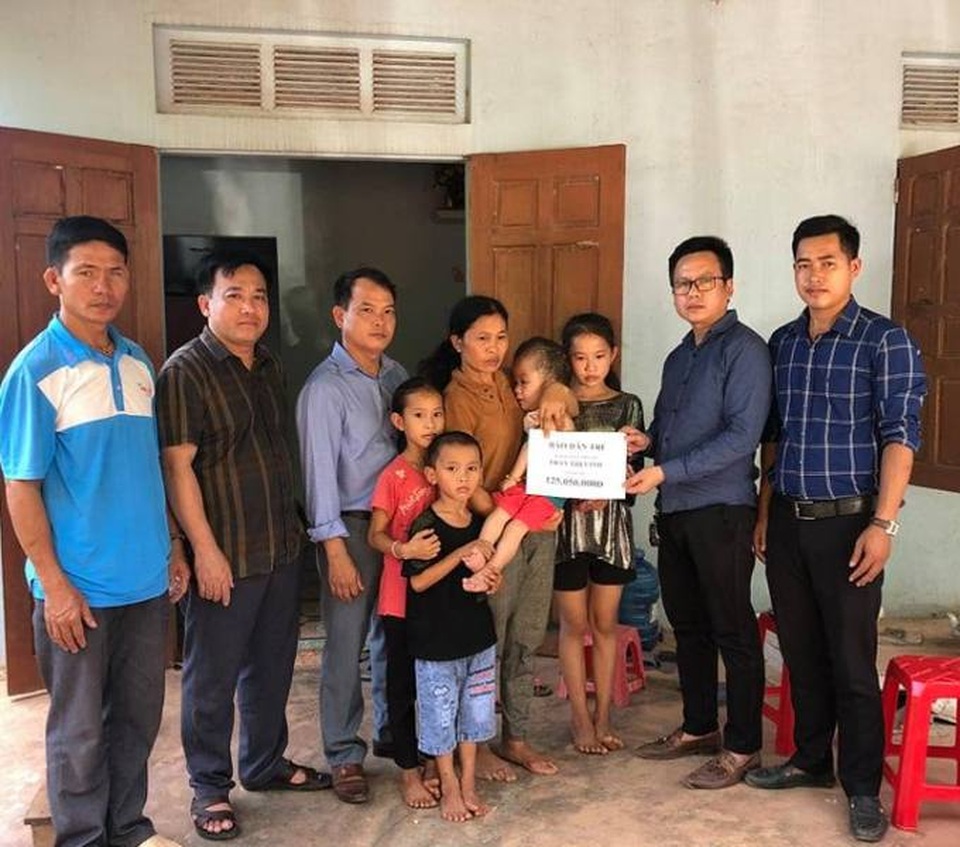 Mẹ nghèo ôm con đi xin ăn từng bữa được bạn đọc ủng hộ hơn 125 triệu đồng - 2 Mẹ nghèo ôm con đi xin ăn từng bữa được bạn đọc ủng hộ hơn 125 triệu đồng - 2