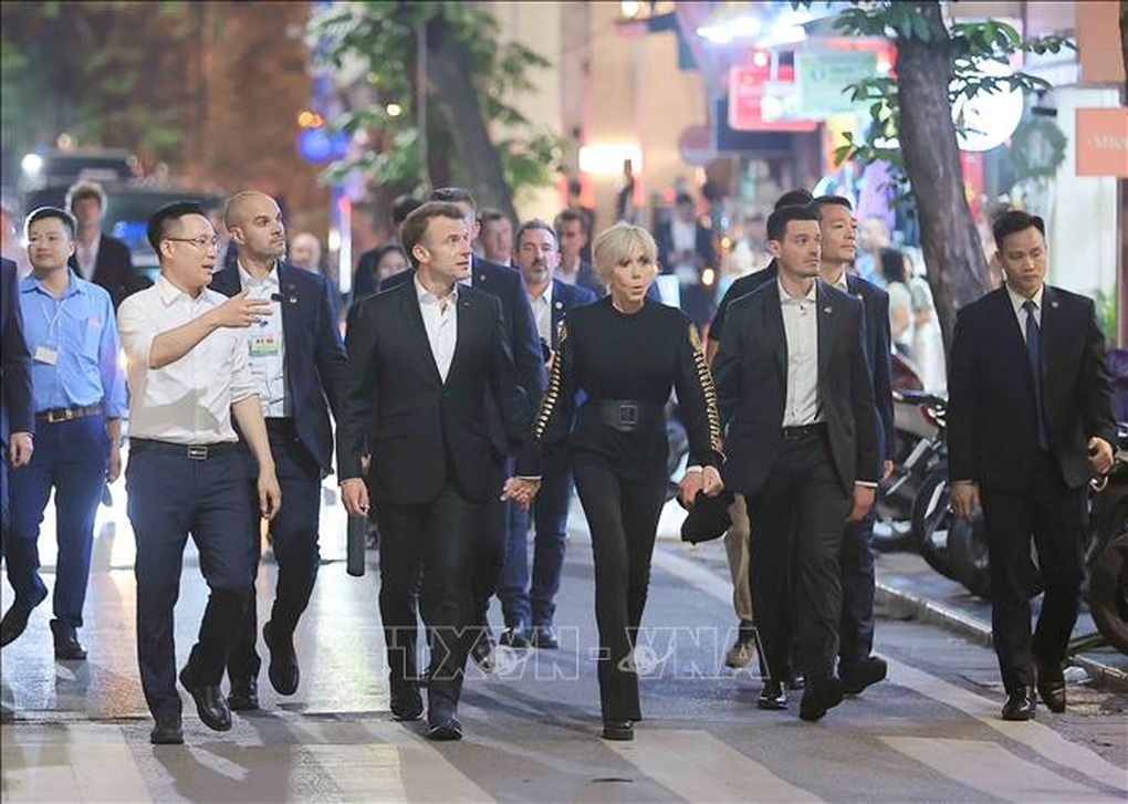Tổng thống Pháp Emmanuel Macron và Phu nhân dạo phố cổ Hà Nội - 1 Tổng thống Pháp Emmanuel Macron và Phu nhân dạo phố cổ Hà Nội - 1