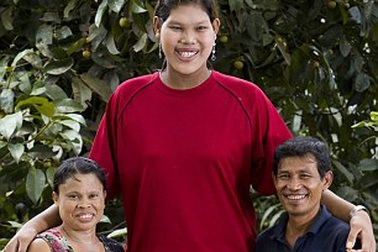 Gặp cô gái Thái Lan sở hữu chiều cao gần 2,1m