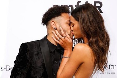 Neymar chống nạng “khoá môi” bạn gái xinh đẹp
