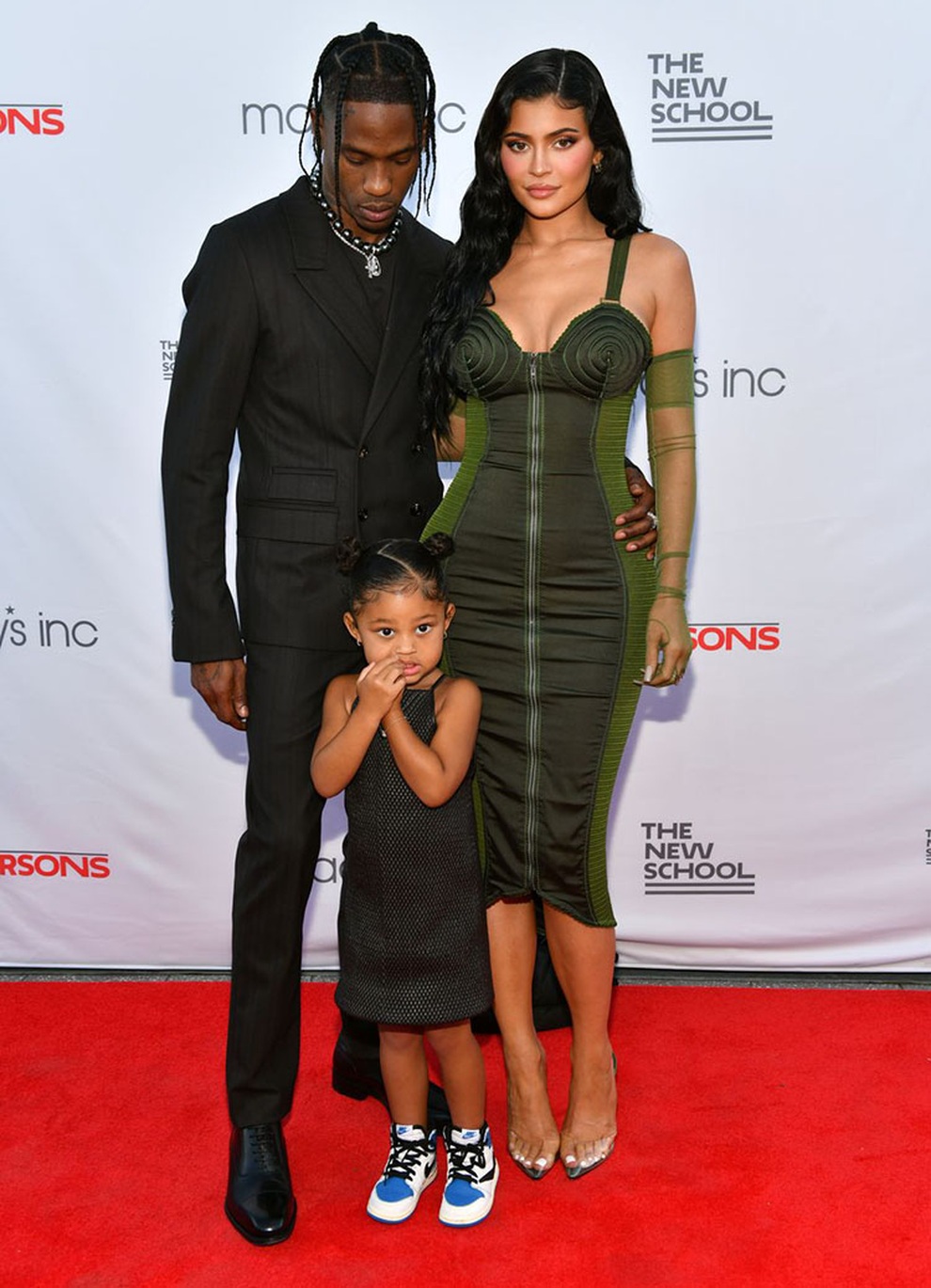 Kylie Jenner chia sẻ hình ảnh tủ hàng hiệu triệu đô - 6 Kylie Jenner chia sẻ hình ảnh tủ hàng hiệu triệu đô - 6