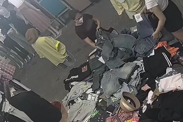 Chủ sạp hàng ở Hải Phòng lật tẩy mánh khóe trộm đồ của người phụ nữ