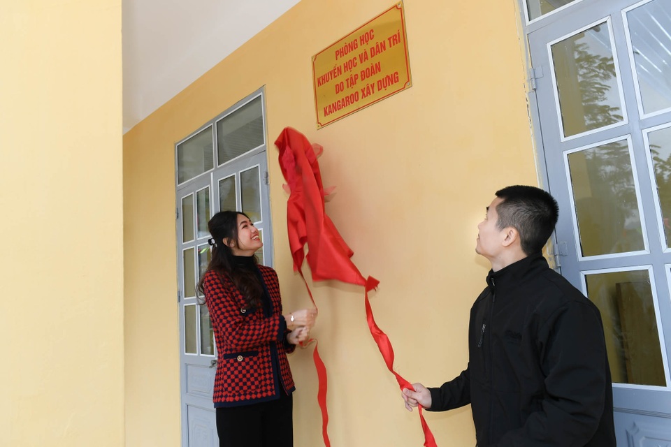 Khánh thành Phòng học Dân trí: Thầy trò hết cảnh vừa dạy, vừa lo lớp sập - 7 Khánh thành Phòng học Dân trí: Thầy trò hết cảnh vừa dạy, vừa lo lớp sập - 7