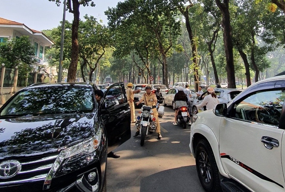 Hàng trăm ô tô cùng bị xử phạt ở trung tâm Sài Gòn - 11 Hàng trăm ô tô cùng bị xử phạt ở trung tâm Sài Gòn - 11