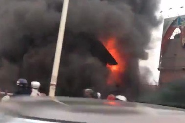 Cháy lớn gần chân cầu Vĩnh Tuy, một cụ già tử vong