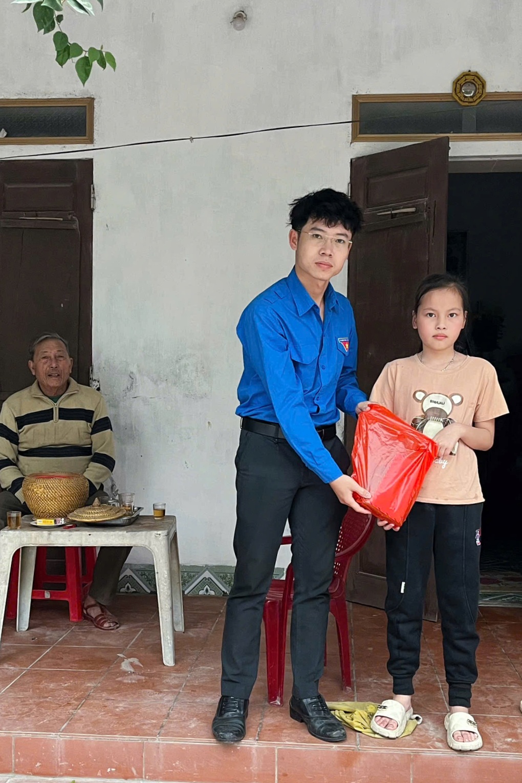 Gặp người buôn vải thiều gặp nạn trên đường, tài xế taxi làm việc không ngờ - 1 Gặp người buôn vải thiều gặp nạn trên đường, tài xế taxi làm việc không ngờ - 1