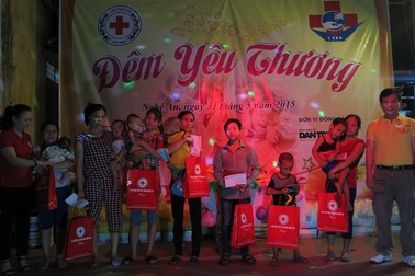 “Đêm yêu thương” thắp sáng niềm vui cho hàng trăm bệnh nhi xứ Nghệ
