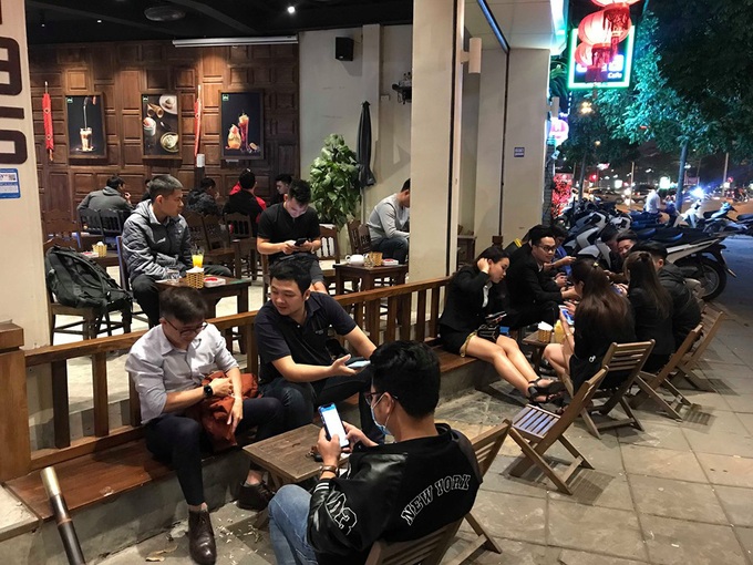 16/16 người nhiễm virus Corona khỏi bệnh, các điểm vui chơi mua sắm ở Hà Nội đông đúc trở lại - Ảnh 12. 16/16 người nhiễm virus Corona khỏi bệnh, các điểm vui chơi mua sắm ở Hà Nội đông đúc trở lại - Ảnh 12.