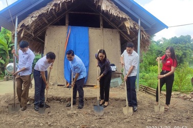 Chính quyền cùng bạn đọc Dân trí xây nhà tặng người phụ nữ tật nguyền