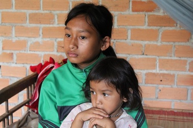 Thương bé gái 12 tuổi người loắt choắt chăm mẹ, đạp xe chở em đi học