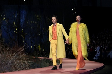 Dàn chân dài gợi cảm với Love