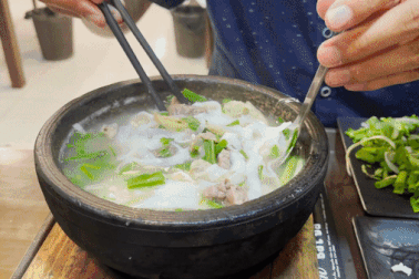 Quán phở Hà Nội đun bát đá 300 độ C, khách "tự nấu tự ăn", ngày hết 400 bát