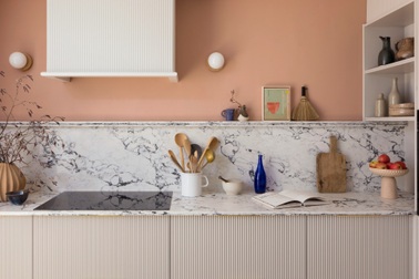 Bếp nhỏ hóa rộng thênh thang với bí quyết ốp liền mặt