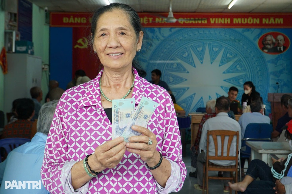 Bà con miền Nam nhận quà Tết Độc lập: Nhà mở tiệc, người giữ tiền kỷ niệm - 1 Bà con miền Nam nhận quà Tết Độc lập: Nhà mở tiệc, người giữ tiền kỷ niệm - 1