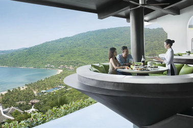 "Dịch vụ từ tâm"- Điểm chạm không chỉ của khách hàng