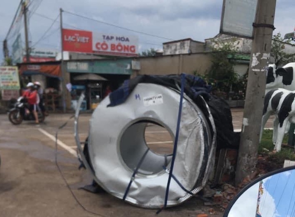 2 cuộn thép nặng hàng chục tấn lăn tự do, làm loạn trên quốc lộ - 4 2 cuộn thép nặng hàng chục tấn lăn tự do, làm loạn trên quốc lộ - 4