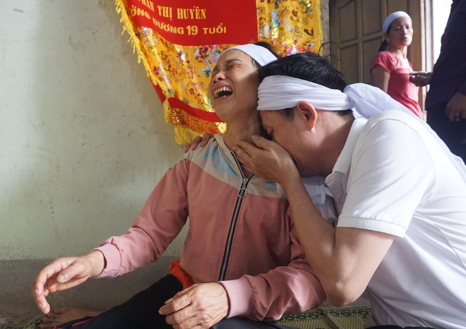 Người cha òa khóc: Con gái tôi mất rồi, cô ơi cho tôi bay sớm với - 3 Người cha òa khóc: Con gái tôi mất rồi, cô ơi cho tôi bay sớm với - 3