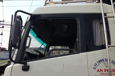 Va chạm trên đường, phụ xe đánh tài xế trọng thương