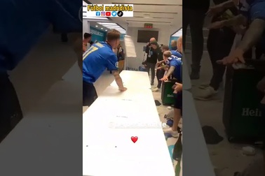 De Rossi trượt bia ăn mừng trong phòng thay đồ của đội tuyển Italia