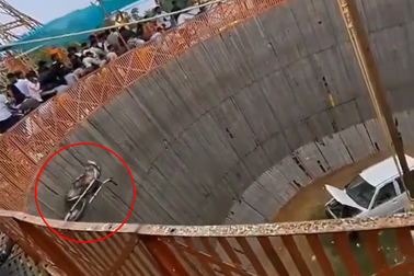 Thanh niên ngã từ độ cao 4,5m, xe máy không người lái vẫn lao vun vút