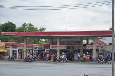 TPHCM: Hàng chục hộ dân bất an vì cây xăng tồn tại "chui" suốt 12 năm giữa khu dân cư