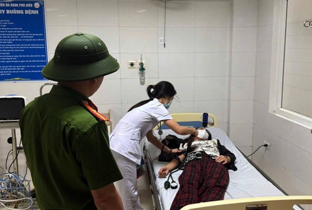 Công an xuyên đêm đội mưa bão đưa người dân đi cấp cứu - 1 Công an xuyên đêm đội mưa bão đưa người dân đi cấp cứu - 1