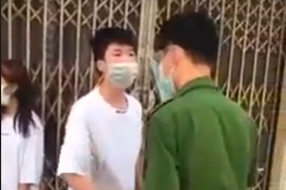 Hà Nội: Ra ngoài không lý do, nam thanh niên còn chống đối, lăng mạ công an - 1 Hà Nội: Ra ngoài không lý do, nam thanh niên còn chống đối, lăng mạ công an - 1