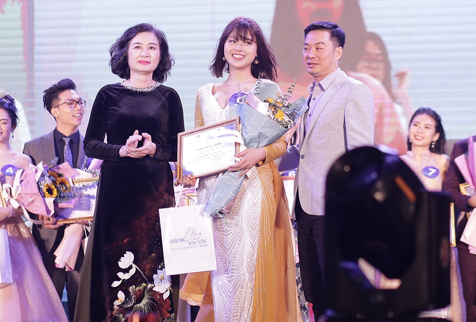 Nữ sinh bị ung thư tự tin khoe sắc trong Duyên dáng Ngoại thương - 10 Nữ sinh bị ung thư tự tin khoe sắc trong Duyên dáng Ngoại thương - 10
