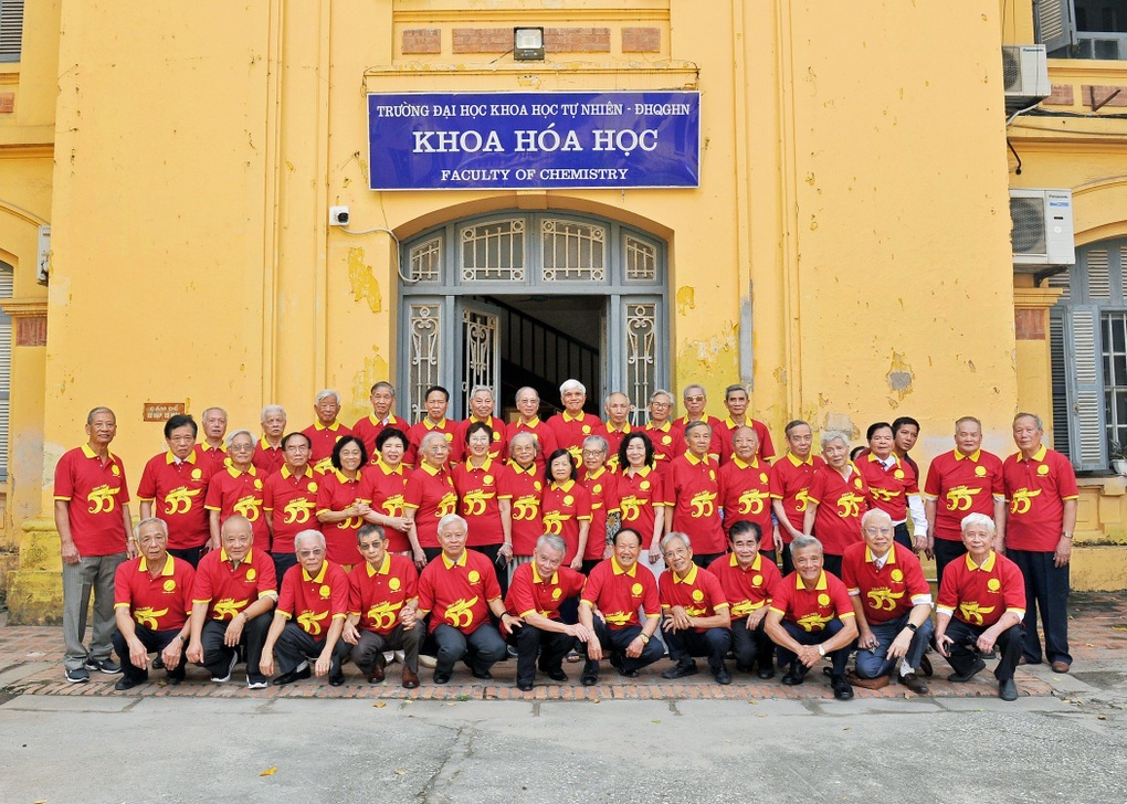 Ông bà U80 tiết lộ bí quyết để họp lớp đông đủ sau 55 năm ra trường - 1 Ông bà U80 tiết lộ bí quyết để họp lớp đông đủ sau 55 năm ra trường - 1