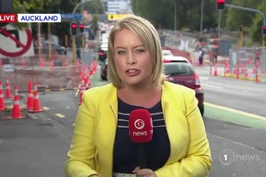 Người phụ nữ lại gần định hôn phóng viên truyền hình trong bản tin trực tiếp